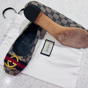 Gucci Women's Beige and Black Logo Flats
